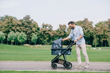 スウェーデンでは男性の育児休業が浸透しており、街中で男性がベビーカーを押す風景が一般的に見られる