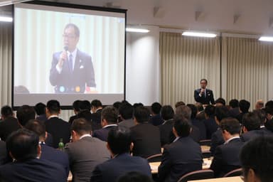 2018年9月、男性の育児休業の意義を取得対象者とその上司に向けて社内に伝える社長の仲井