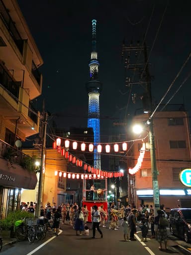 「牛嶋神社祭礼奉納盆踊り」(墨田区) 、近隣の町会で30以上の盆踊りが開催される。東京スカイツリーを見上げる路地裏での光景(吾妻橋二丁目)