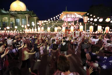 「築地本願寺納涼盆踊り大会」(中央区) 華やかな雰囲気や、築地場外市場のグルメが集う“日本一美味しい盆踊り”の謳い文句に釣られ、盆踊りデビューする人も多い(以降『東京盆踊り天国　踊る・めぐる・楽しむ』 より)(撮影：増井誠一郎)