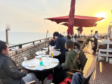 海沿いのレストランで食事会