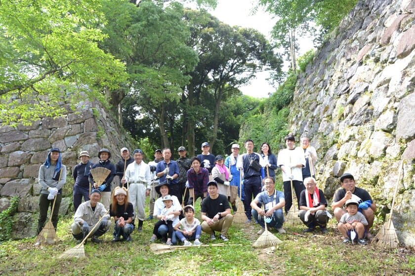 三重県玉城町で行われた「田丸城跡クリーン作戦」に参加