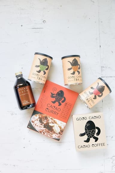 GOOD CACAO たっぷりトマトとゴルゴンゾーラの濃厚ビーフカレー(中央の商品)