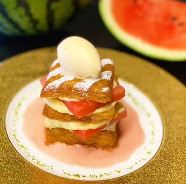 「toshi yoroizuka」2店舗の「Millefeuill de pasteques ミルフィーユ ド パステーク」2