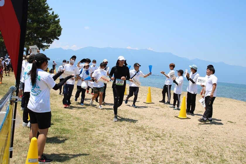 びわこ成蹊スポーツ大学の学生たちが7月2日に開催された
「第2回LAKE BIWA TRIATHLON IN MORIYAMA」に
大会実行委員や大会ボランティアとして参加しました