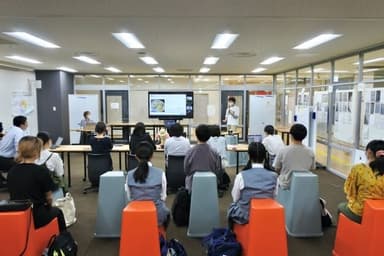 学生研究員によるプレゼンテーションの様子