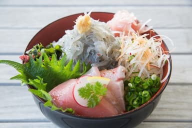 レストラン海峡楼 生しらす丼