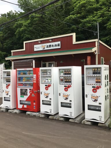 店舗前に並ぶ自動販売機