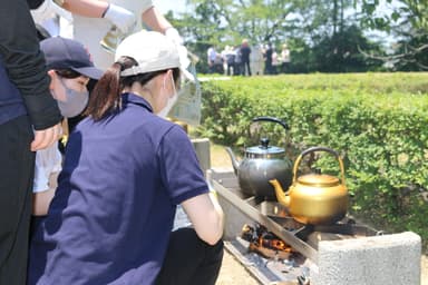 かまどで炊飯の様子