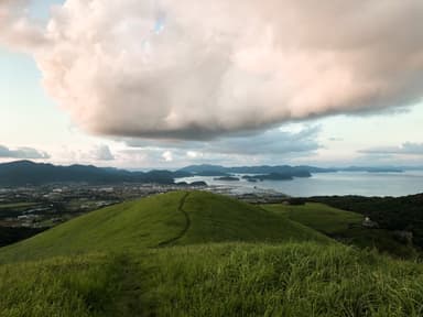 五島のシンボル「鬼岳」の噴火により形成されたとされる溶岩海岸を見下ろす高台に位置