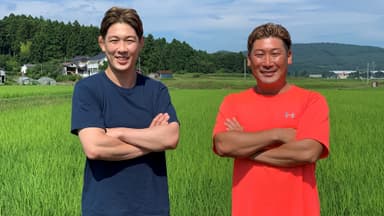 相馬市の農家 菊地将兵さん(右・本人)を演じたのは、ネルソンズ 青山フォール勝ち(左・再現)