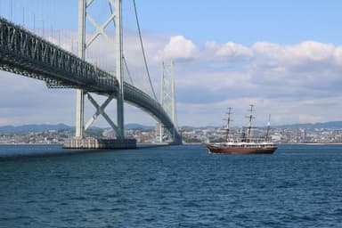 明石海峡大橋と咸臨丸