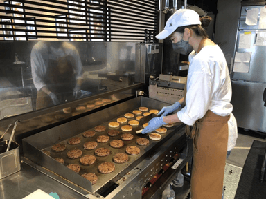 店内の鉄板で焼き上げられる2種のお米バンズ