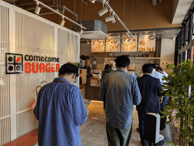 1号店の「comecomeBURGER　長尾店」はオープンから行列