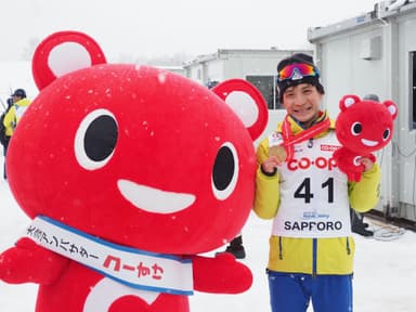 CO・OP共済2019ワールドパラノルディックスキーワールドカップ札幌大会の大会アンバサダーに就任したコーすけ。川除選手とのツーショット。