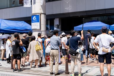 さいか屋の正面玄関前で行われた