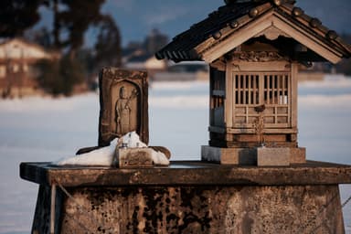 散居村の石仏(Photo by Nik van der Giesen)