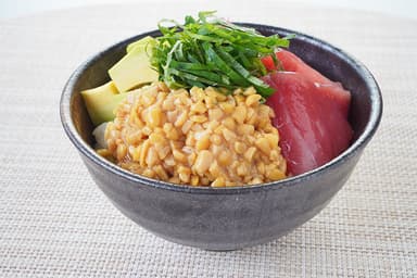 マグロとアボカドの納豆丼