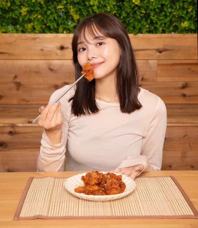 Qoo10 Presents「ドラマ観ながら、なに食べよ？」　
稲垣莉生もチメク気分♪
「美味しくて、めっちゃ良いですね！」　
絶品ヤンニョムチキンは、“大ヒットごはん”！