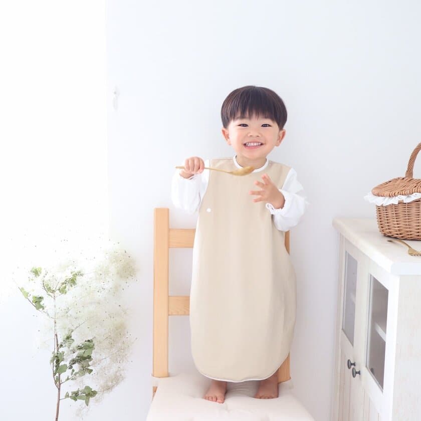 子育てママに大人気！
離乳食用エプロン×ランチマット「オールカバーエプロン」が
キッズデザイン賞を受賞