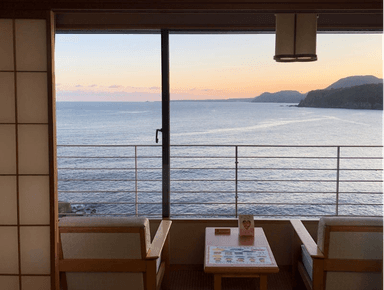 空と海一望の旅館「銀水荘」のお部屋で仕事と癒し