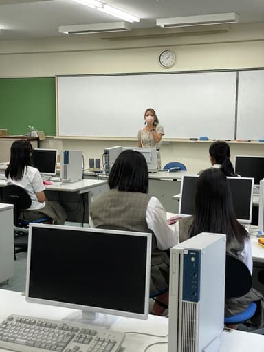 高校生たちと地元企業主との授業風景　2