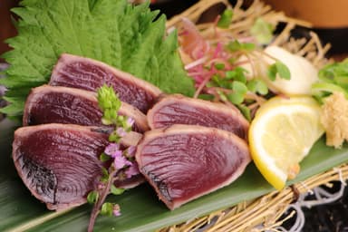 名物「鰹の藁焼き」はたっぷりの薬味とお召し上がりください。