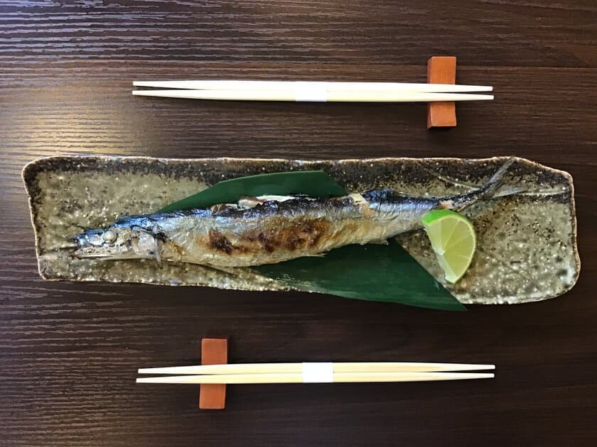 神奈川・川崎の焼き魚専門店「和炭(にこずみ)焼きかど」にて
秋の味覚『秋刀魚』が10月販売開始予定　
湖塩やワインがもらえるテイクアウトキャンペーンも実施！