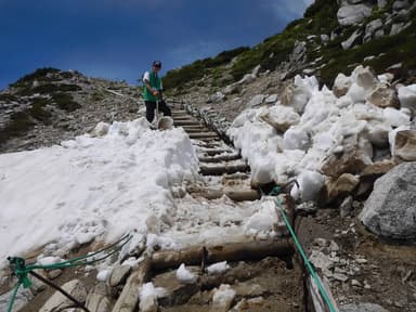 登山道に積もった雪の除雪