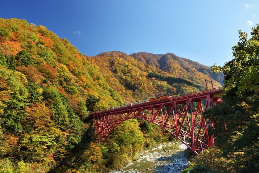 黒部峡谷鉄道がお得な
「黒部峡谷トロッコ電車オータムパック」を10月11日から発売