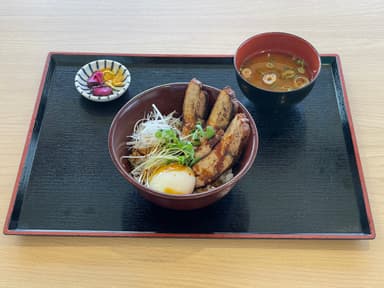 「炙りチャーシュー丼（温玉のせ）」