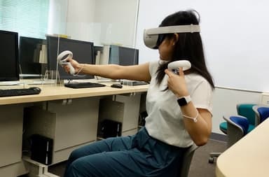 VRレッスンを体験する学生