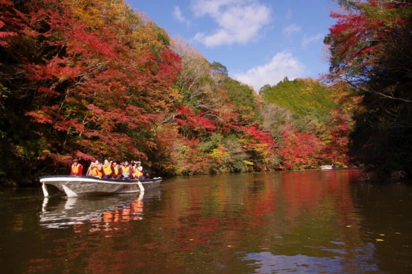 千葉県奥房総の老舗旅館「亀山温泉ホテル」が
亀山湖紅葉狩りクルーズパックを販売開始！