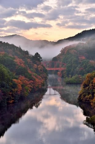 圧倒的な渓谷美！これが亀山湖の形状です。