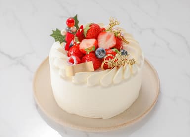 たっぷりの苺とベリーをあしらった「クリスマスケーキ」