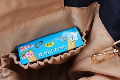 割れやすいお菓子も箱ごと収納可能