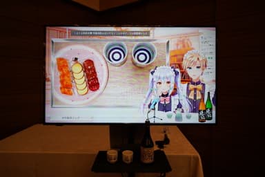 会場設置のスクリーンでVTuberたちの配信を見ながら一緒に乾杯！