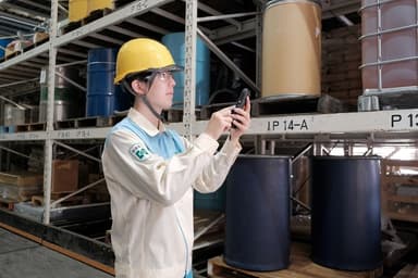 ファインケミカル部の渋谷遼氏は、Power Appsを使って300種類以上の在庫管理カードを電子化し、和歌山工場での原材料の在庫管理作業時間を大幅に削減しました。　(花王提供)