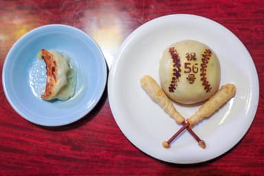 通常の焼き餃子(左)とのサイズ比較