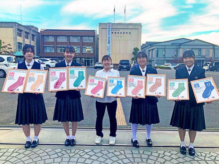 【ゴミ箱ではなく、土に！？】
大和高田市立高田商業高等学校の「まち部。」女子高校生たちが
企画したCO2を出さないサスティナブルな靴下
「SDGs Socks」が登場！