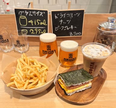 併設のSHOPには、オリジナルビール、軽食、コーヒーが揃う。