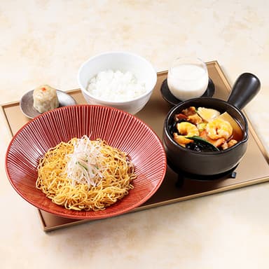 「五目具だくさんあんかけやきそば」Aセット1&#44;900円(焼売1個、ご飯、とろ～り杏仁豆腐付き)