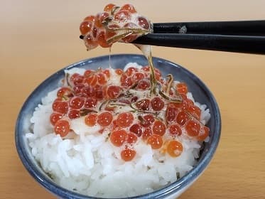 ご飯の上にがごめいくら