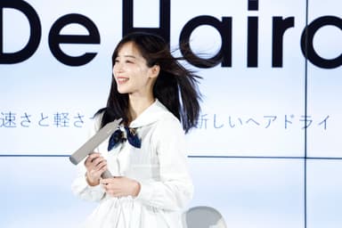 休井 美郷さん「Re・De Hairdry」の風を体験