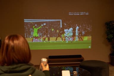 お酒を飲みながら壁でサッカー観戦