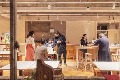 カフェラウンジ。多くの人が多様な“会話”を楽しめる空間