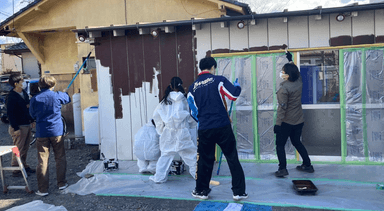 駄菓子屋の壁塗りワークショップ