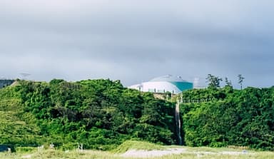 美しい海辺に顔をのぞかせる川内原発