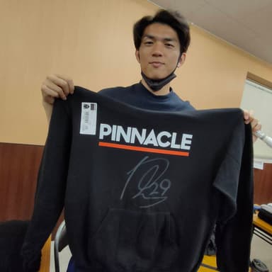 PINNACLEのパーカーにサインを入れる下平匠選手