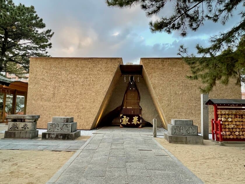 福岡県福岡市「鳥飼八幡宮」が205年ぶりに神殿建替え　
原点回帰をコンセプトにした茅葺と巨石の「鳥飼様式」が完成